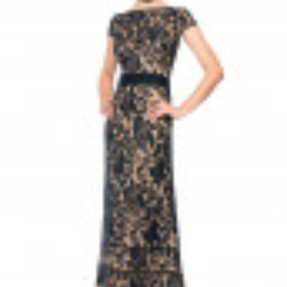 EMBROIDERED LACE CAP SLEEVE GOWN IN NAVY / NUDE